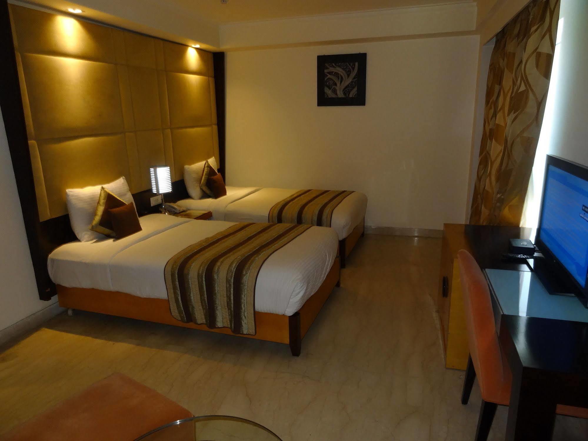 Venizia Sarovar Portico 4*