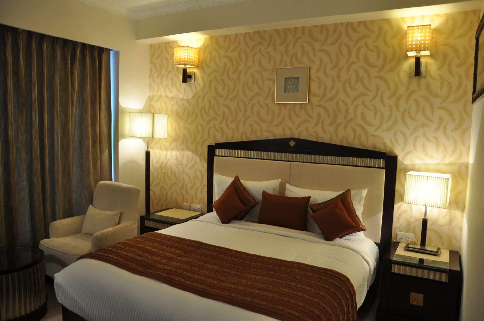 Venizia Sarovar Portico 4*