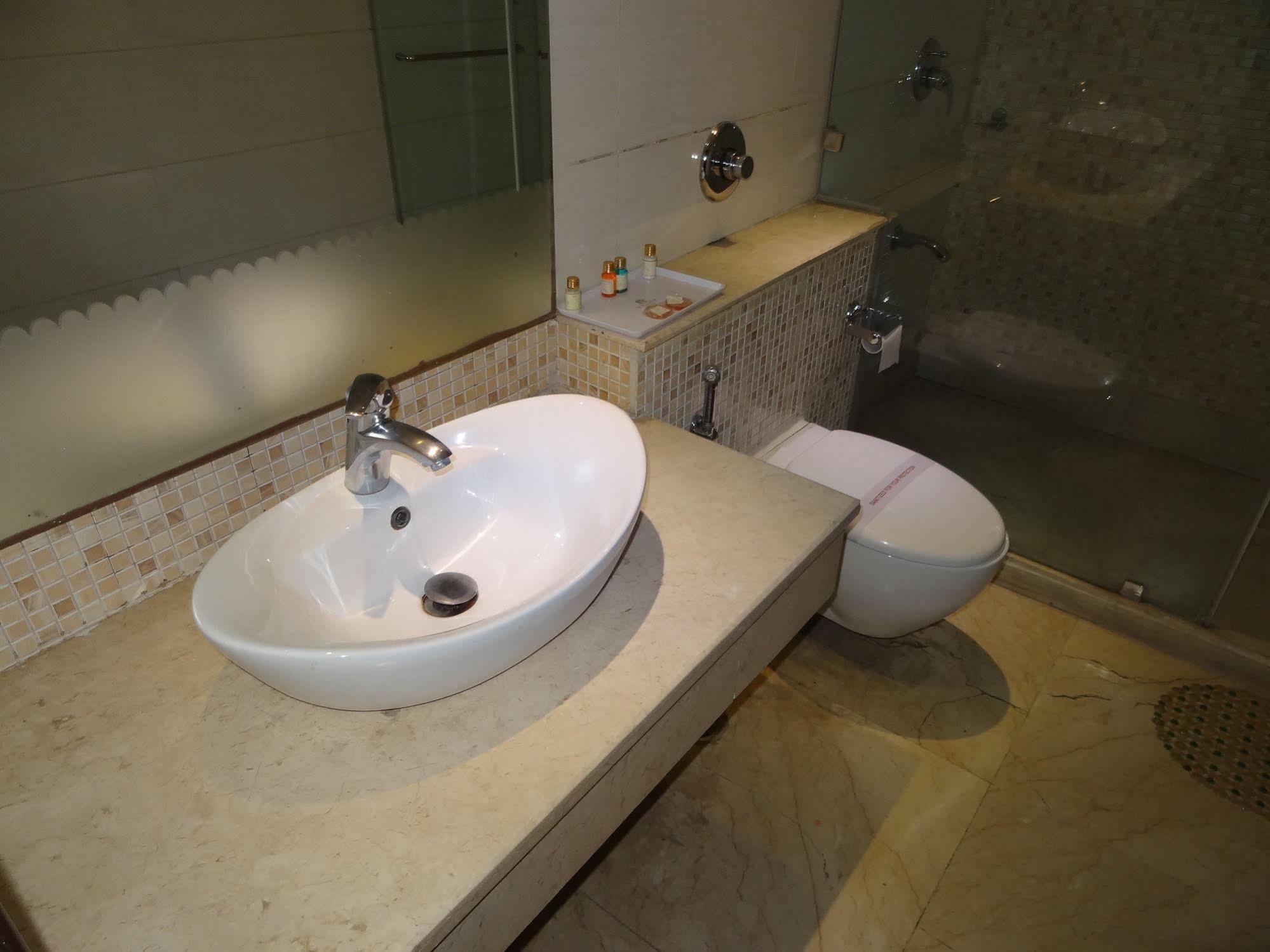 Hotel Venizia Sarovar Portico