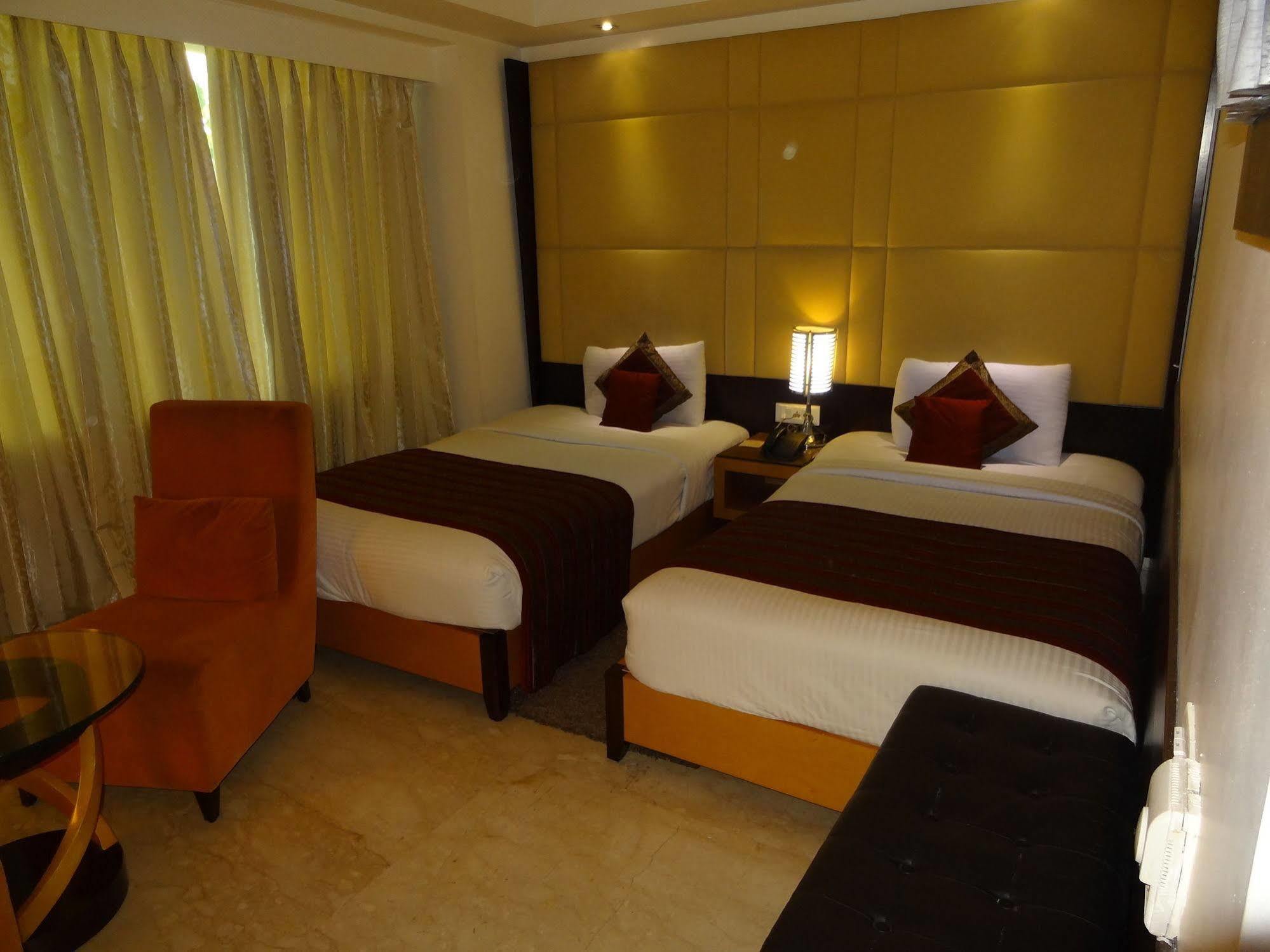 Hotel Venizia Sarovar Portico 4*