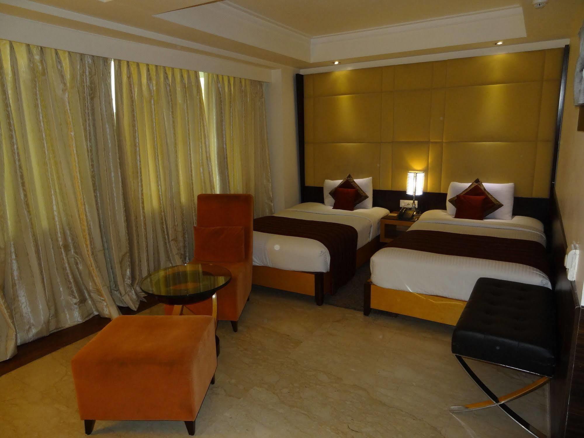 Venizia Sarovar Portico 4*