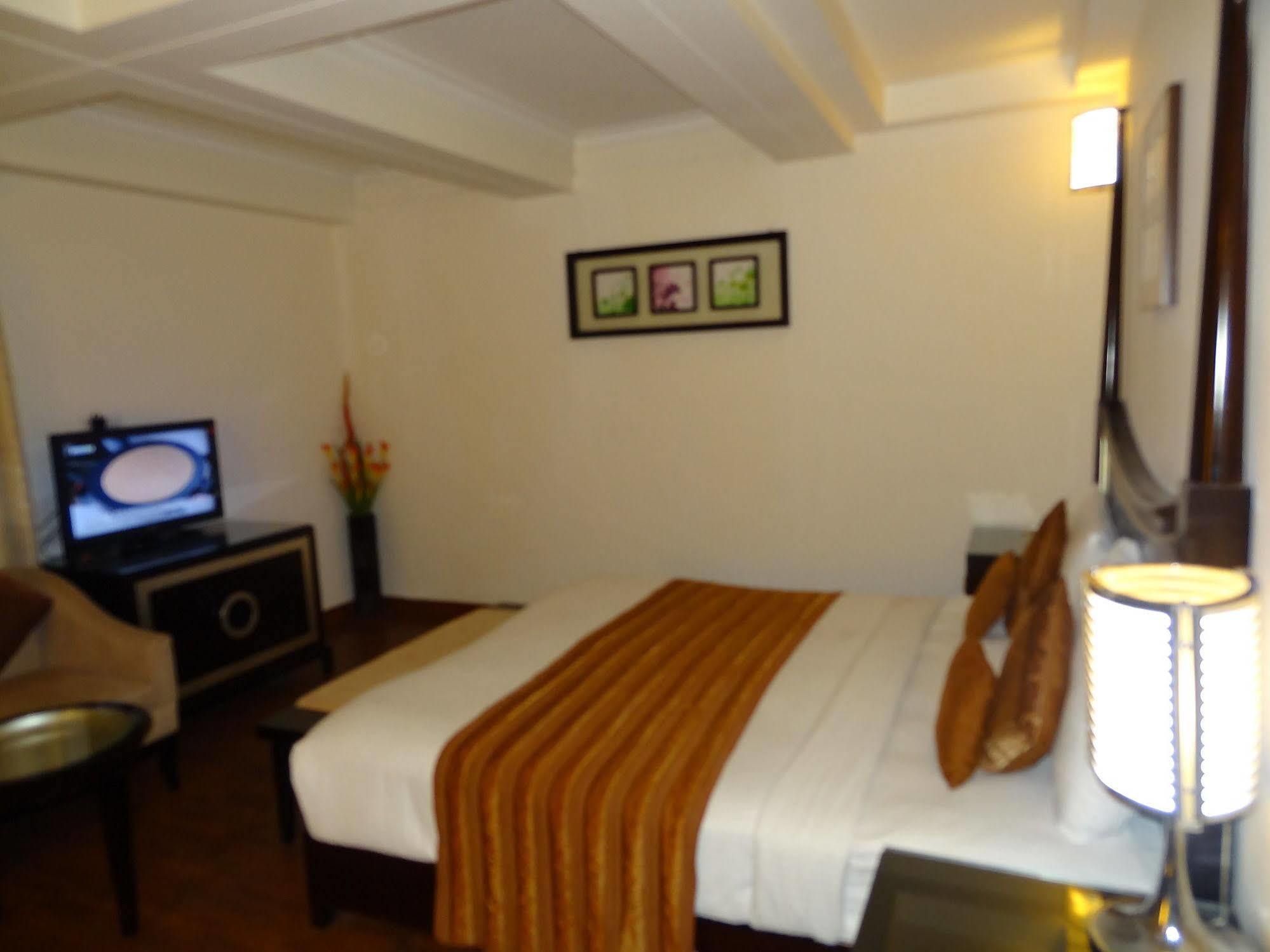 Venizia Sarovar Portico 4*