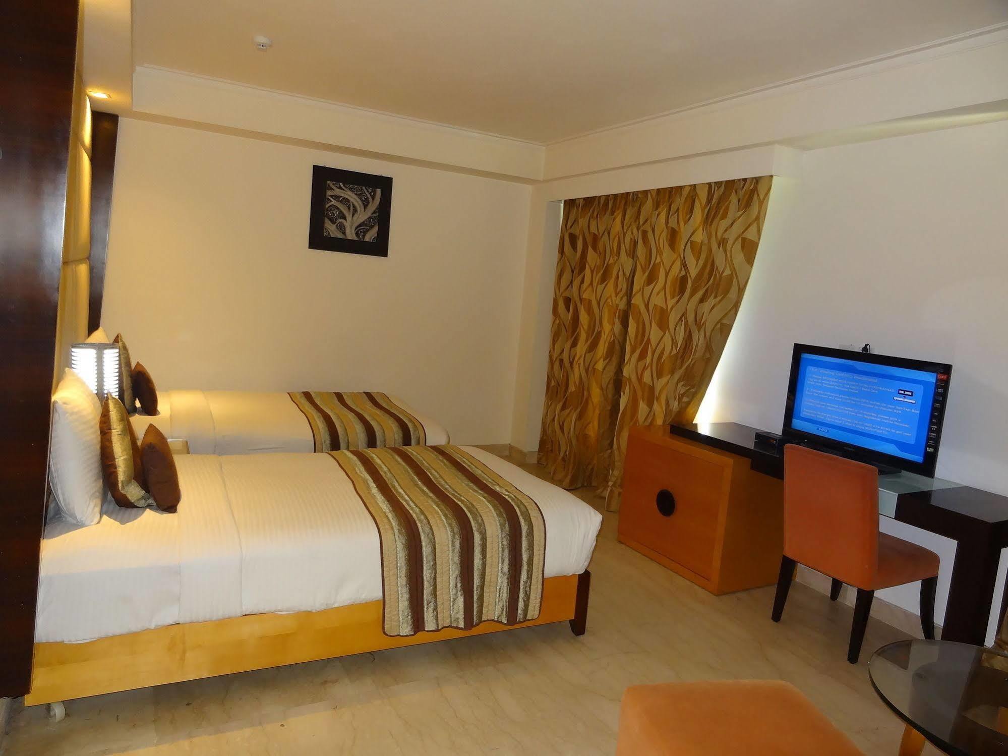 Venizia Sarovar Portico 4*