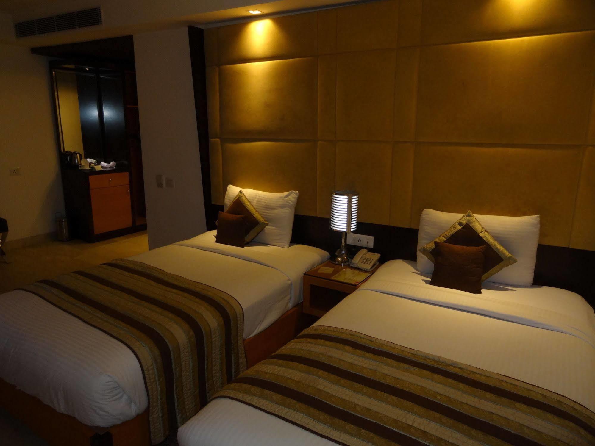 Venizia Sarovar Portico 4*