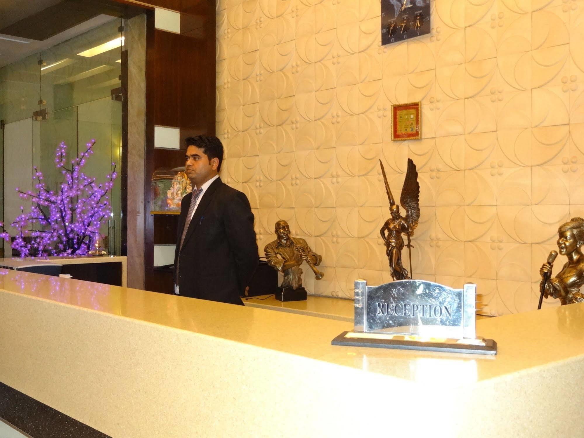 Hotel Venizia Sarovar Portico 4*