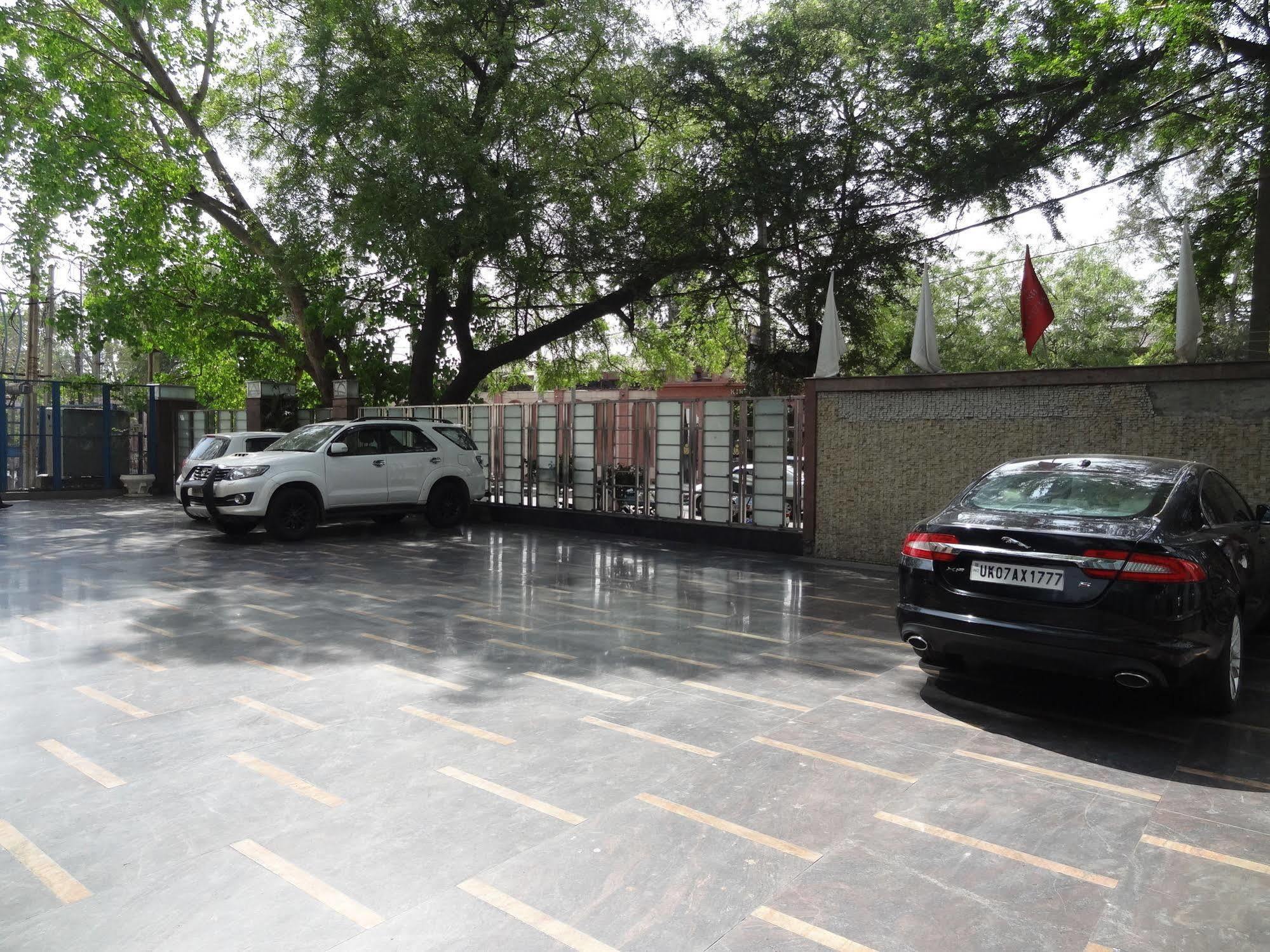 Venizia Sarovar Portico Hotel