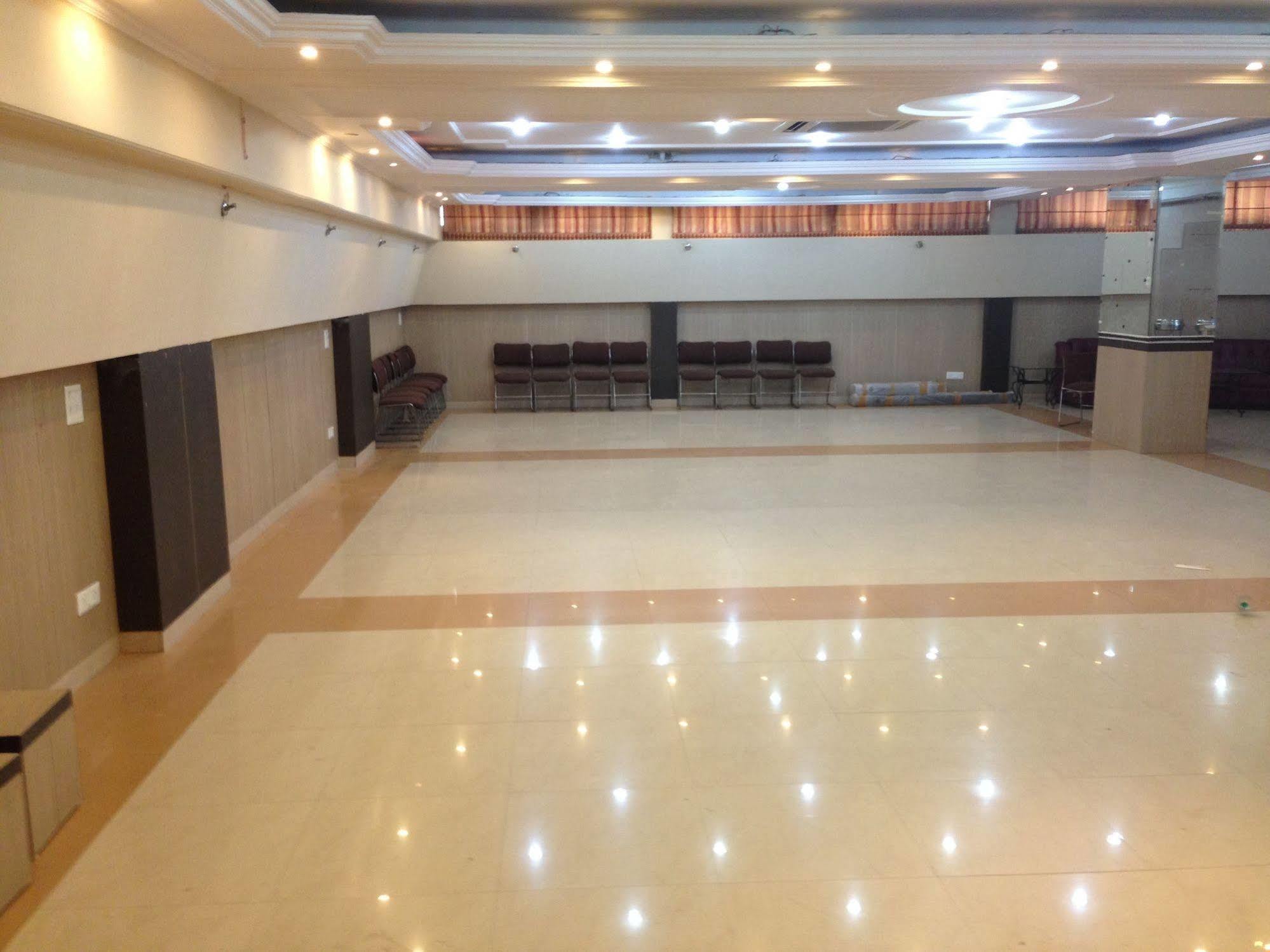 Fabexpress Llyod Residency