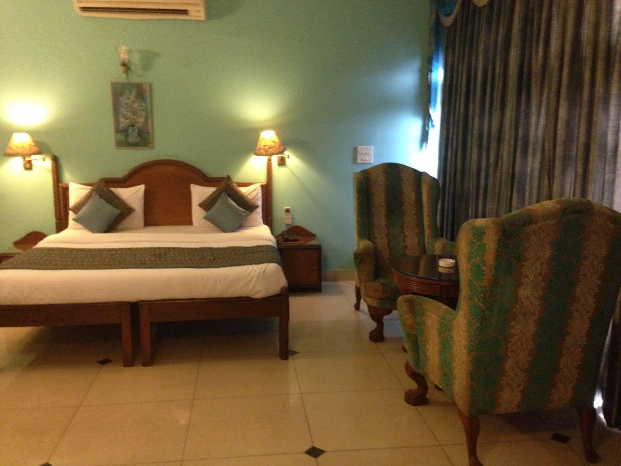Hotel Fabexpress Llyod Residency New Delhi