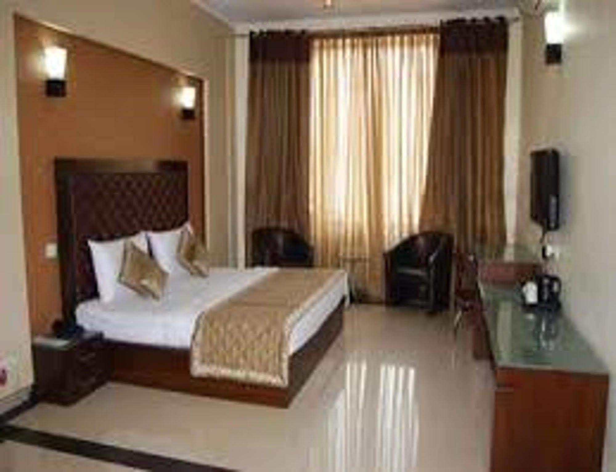 Hotel Fabexpress Llyod Residency