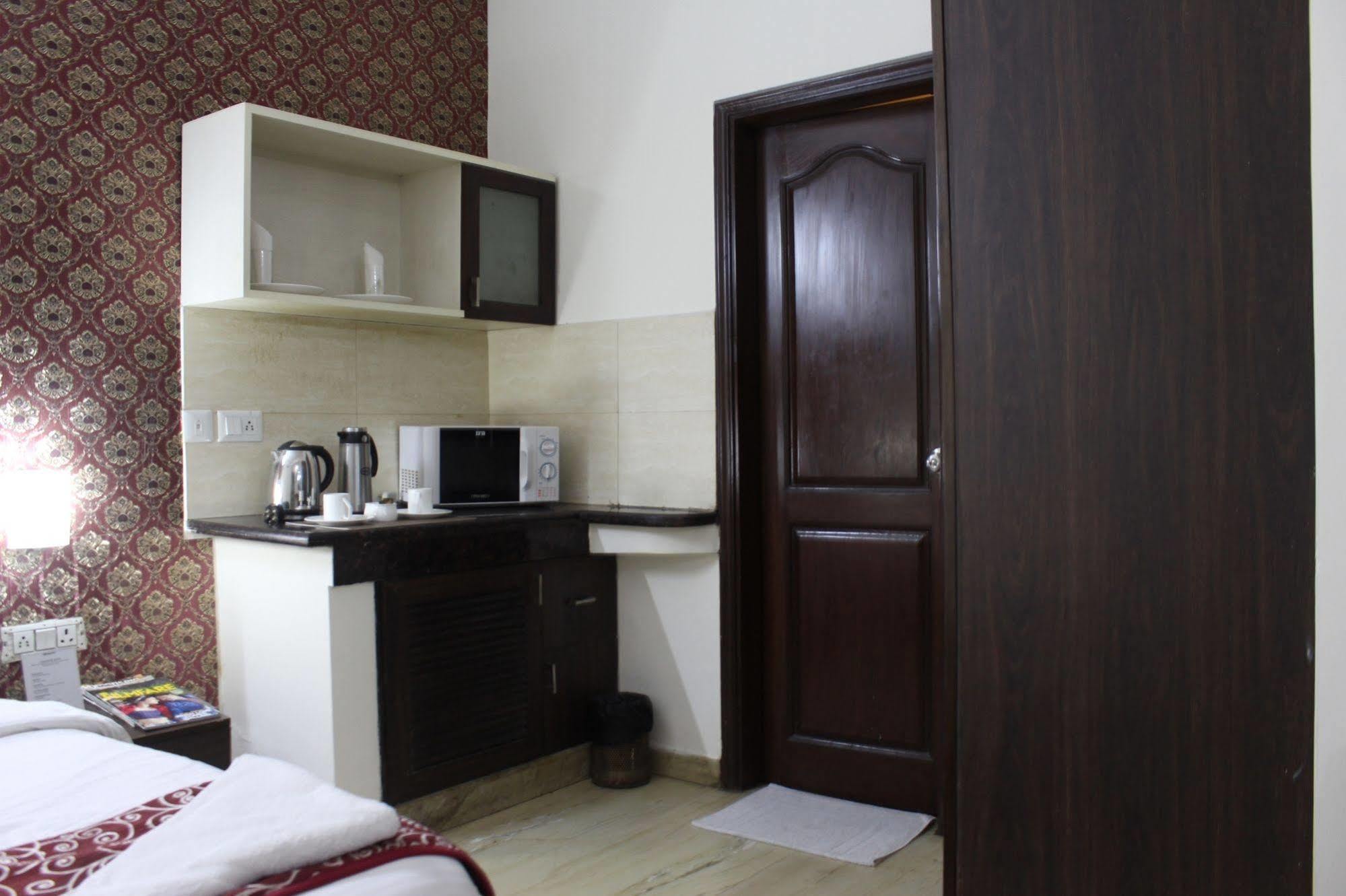 Jashn Near Apollo Hospital Hotel New Delhi