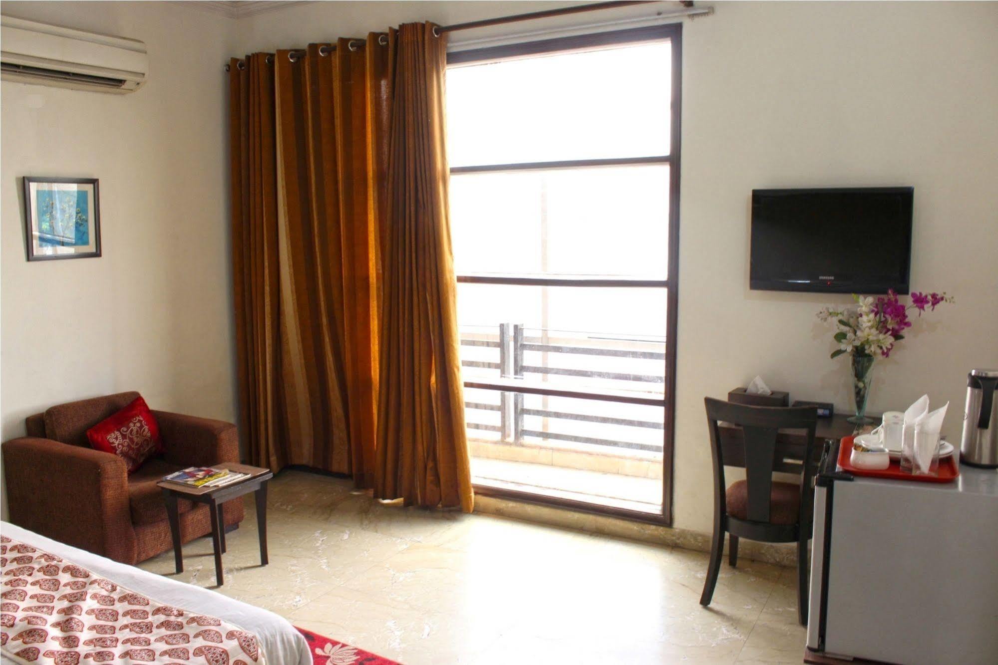 Jashn Near Apollo Hospital Hotel 3*