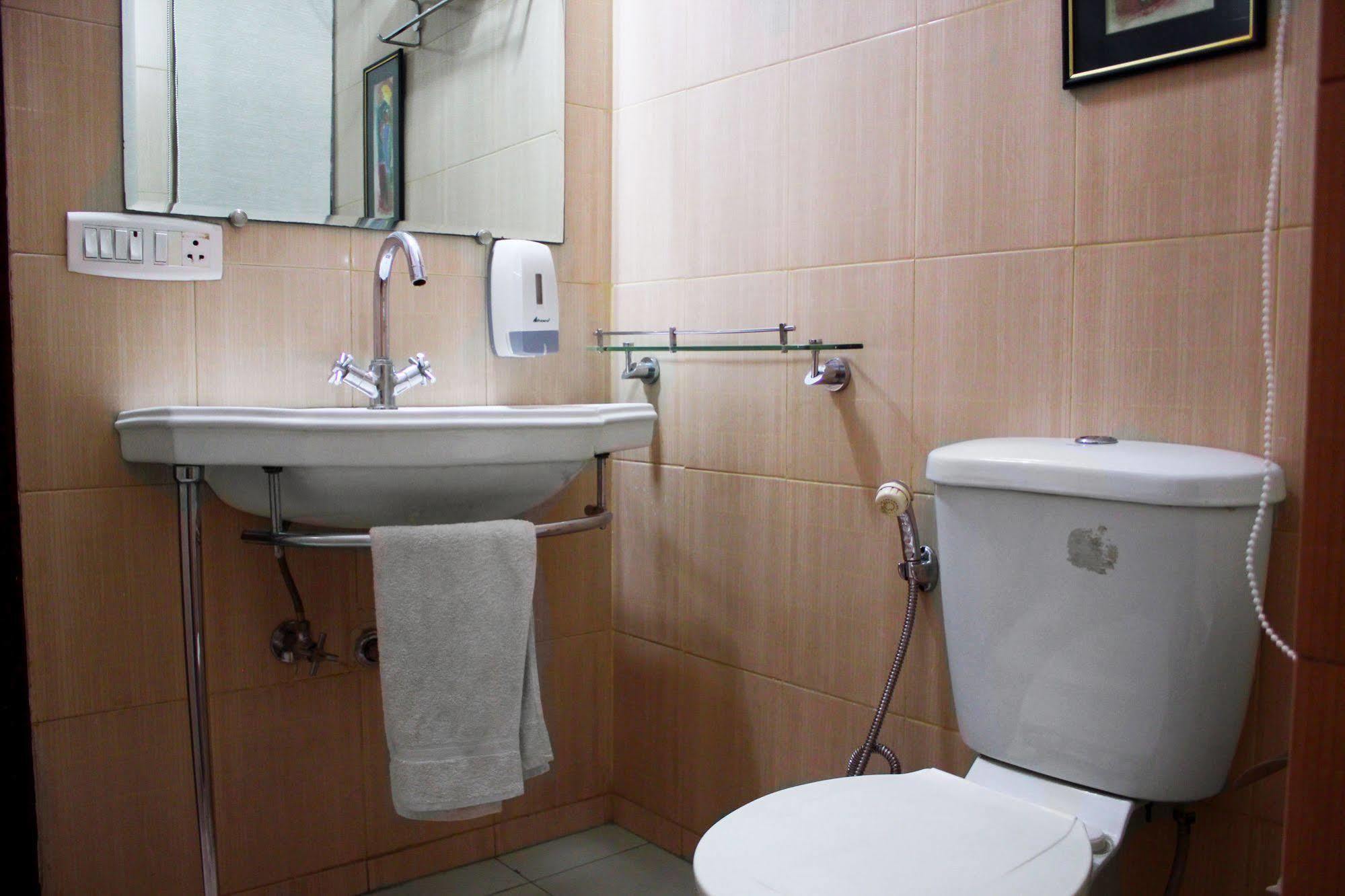 Treebo Trend Conclave Comfort Kailash Colony 3*