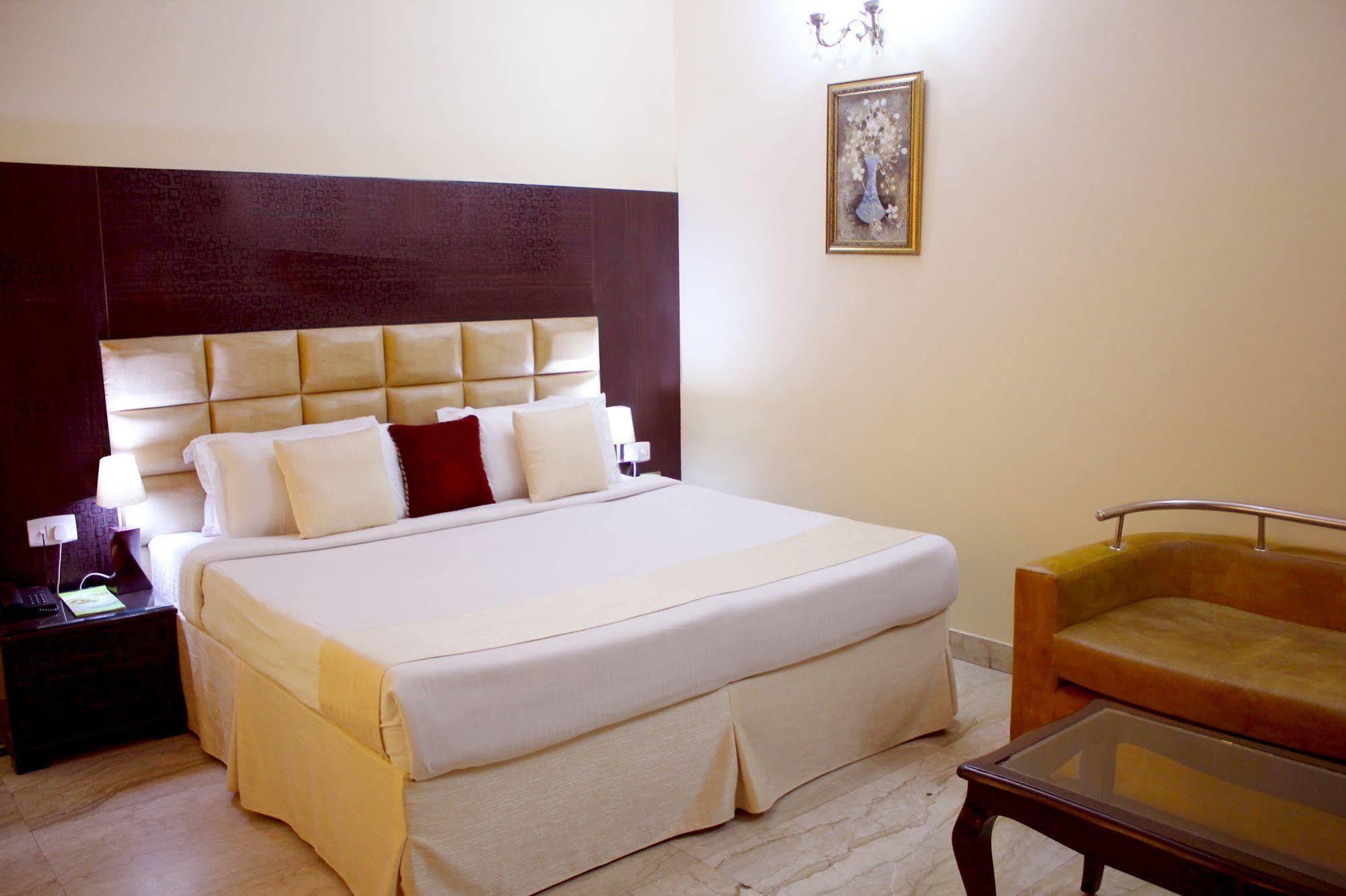 Hotel Treebo Trend Conclave Comfort Kailash Colony