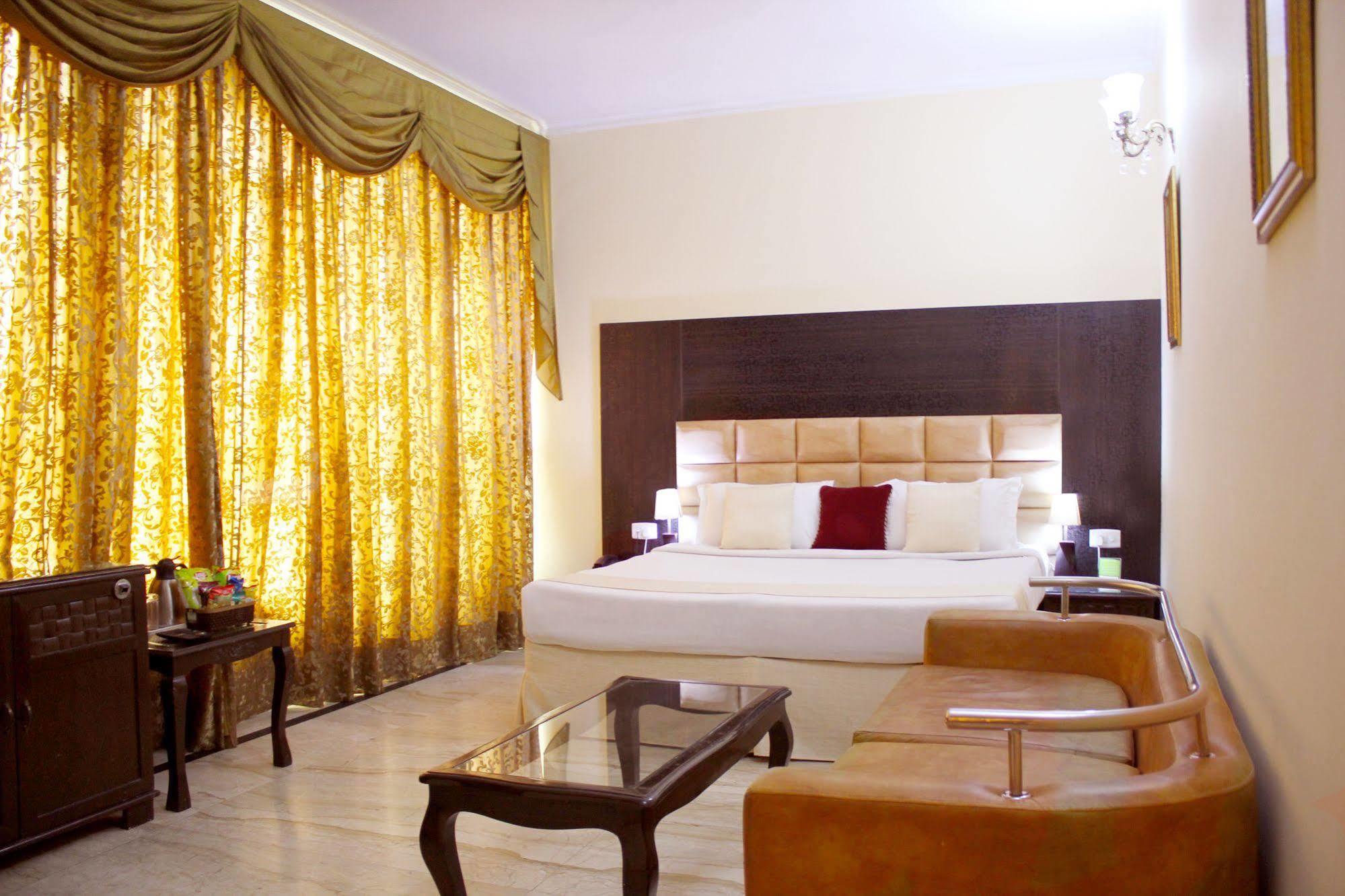 Treebo Trend Conclave Comfort Kailash Colony Hotel 3*