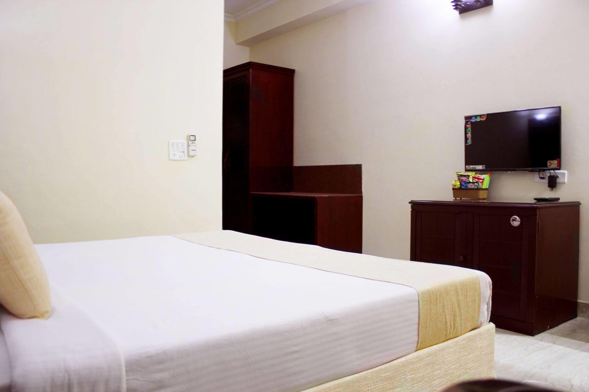 Treebo Trend Conclave Comfort Kailash Colony 3*