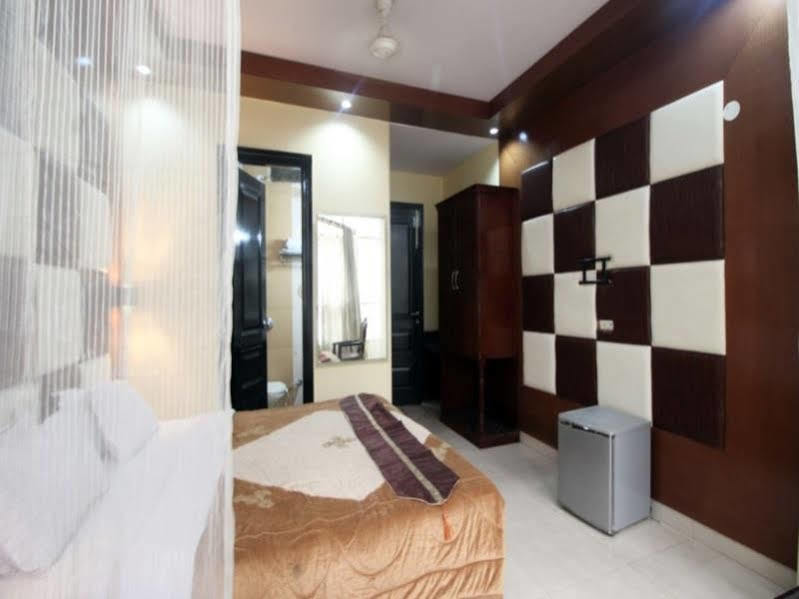Hotel Delhi Heights