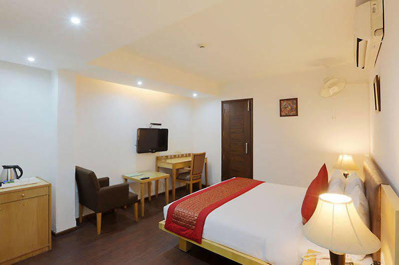 Lotus Airport Hotel, Hotel