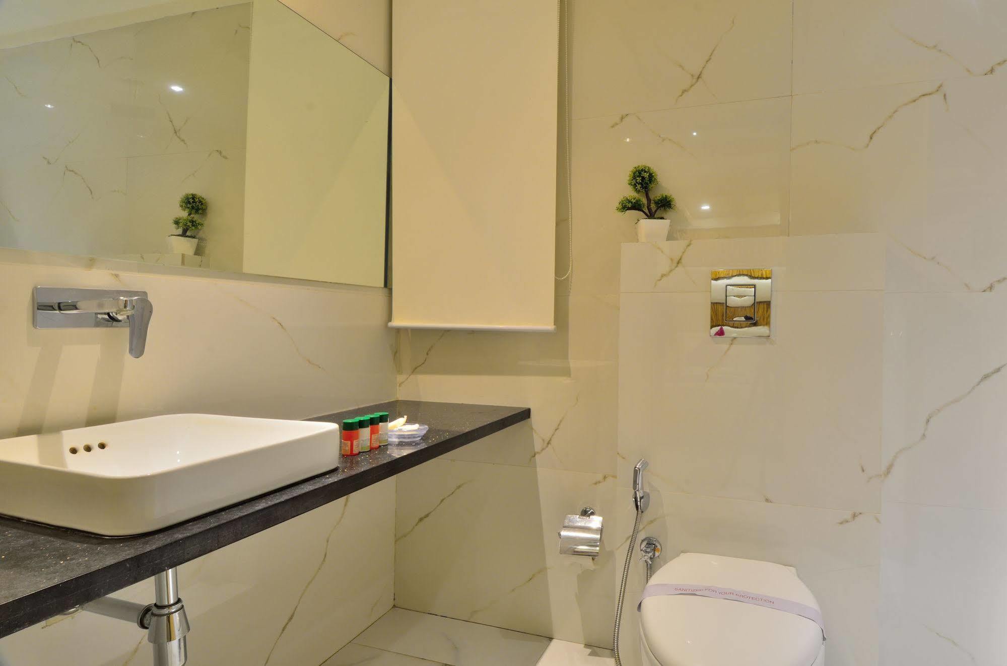 Hotel Aman Continental - 2mins From Railway Station And 5 Mins From Metro New Delhi