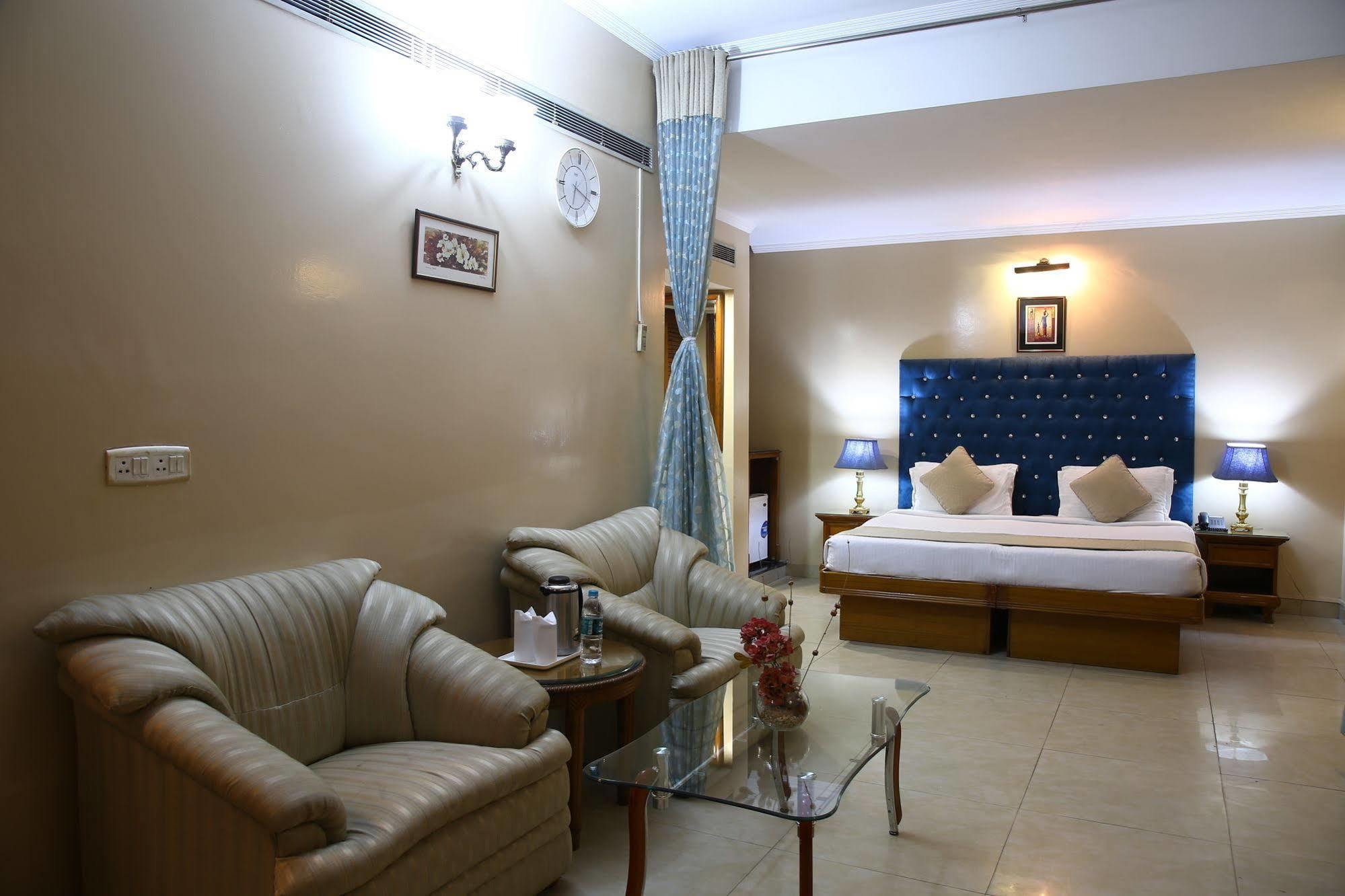 Fabhotel Conclave Executive Nehru Place 3*