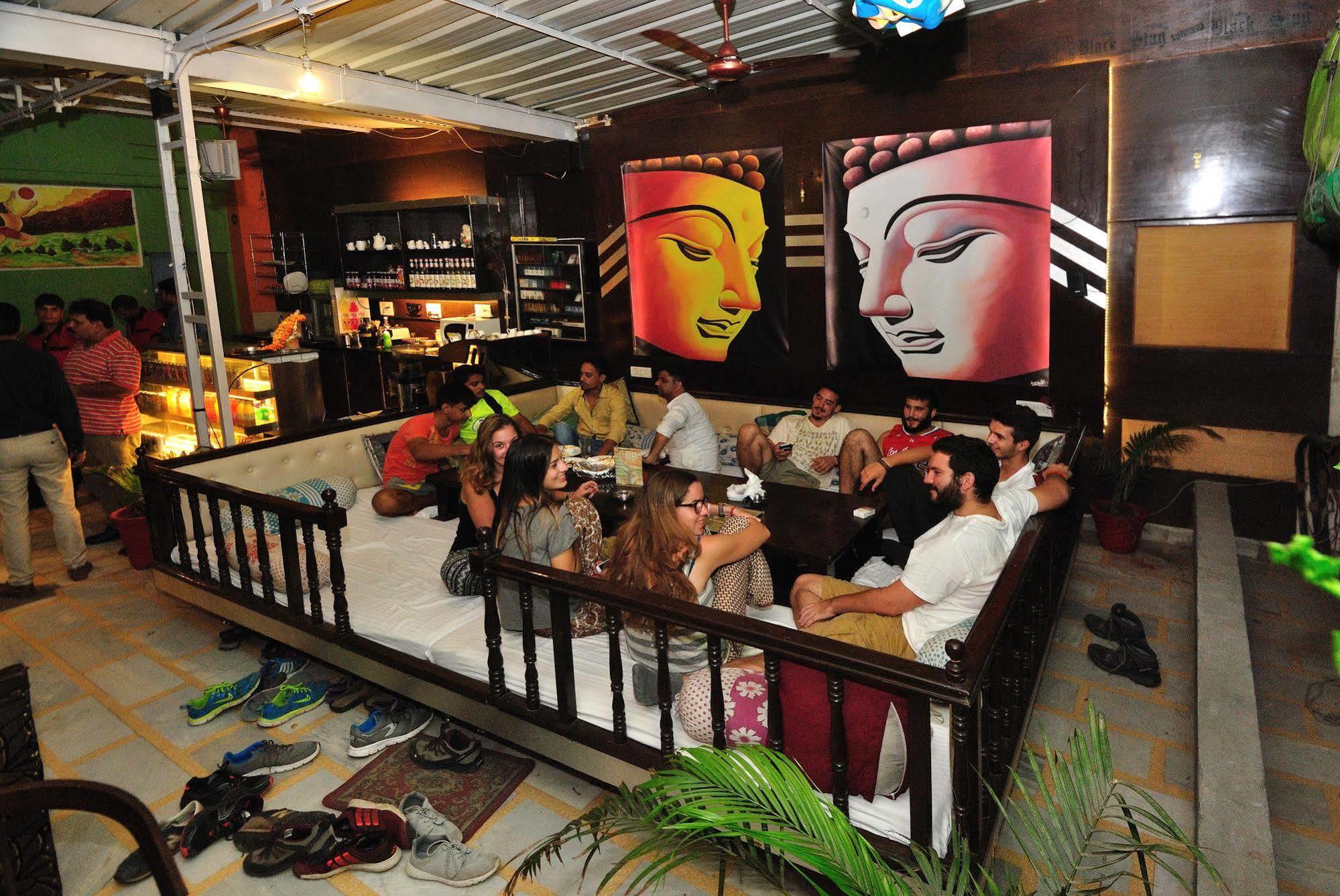 Check In Main Bazar Hotel 3*