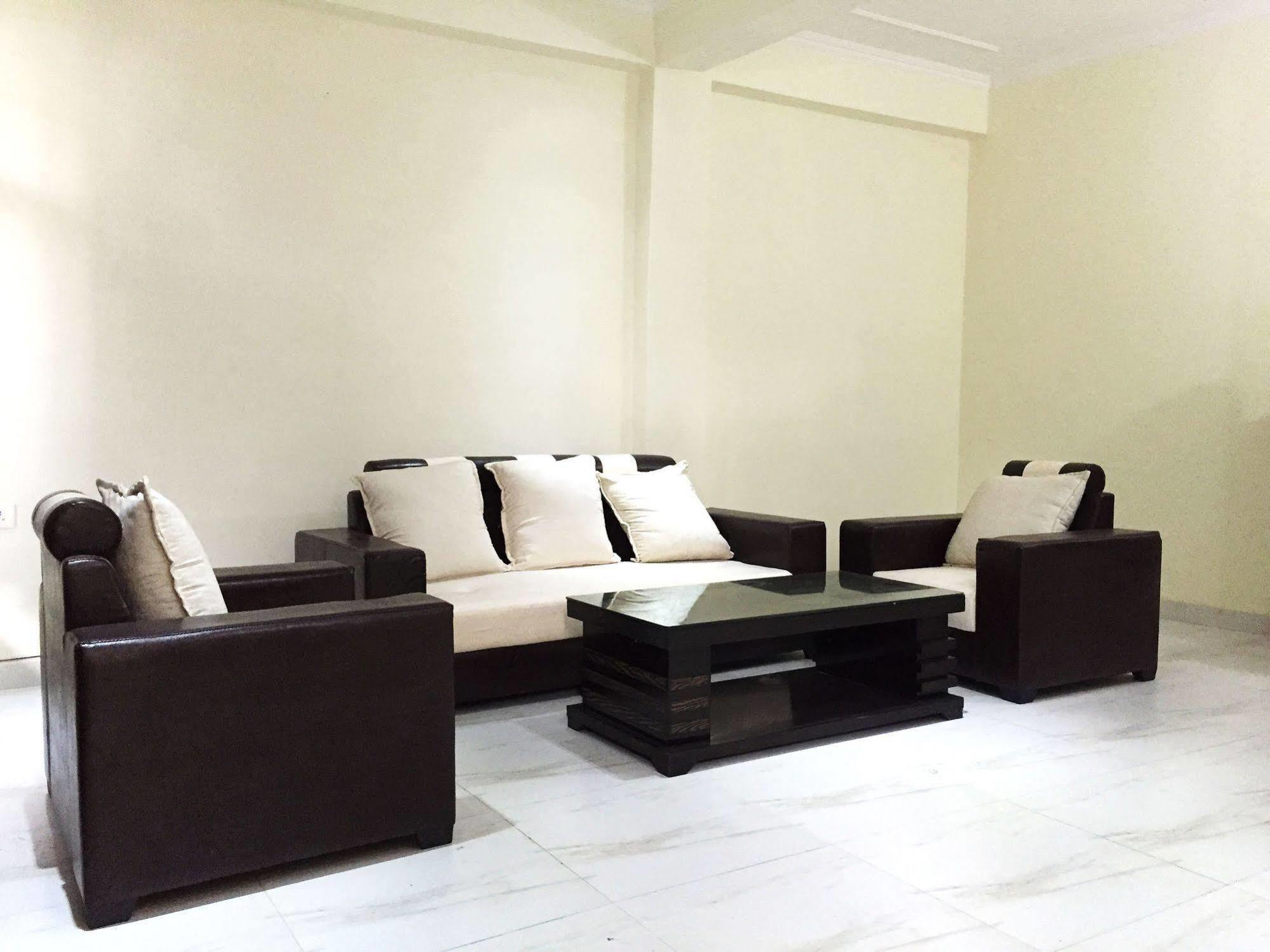 Oyo Flagship Huda Market Hotel