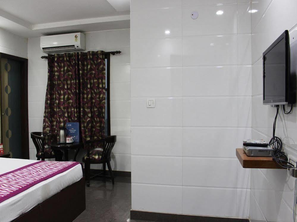 Oyo 2705 Preet Palace 3*