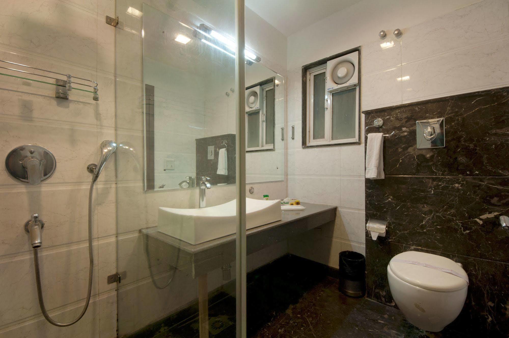 Amaltas International - Delhi-16 Hotel
