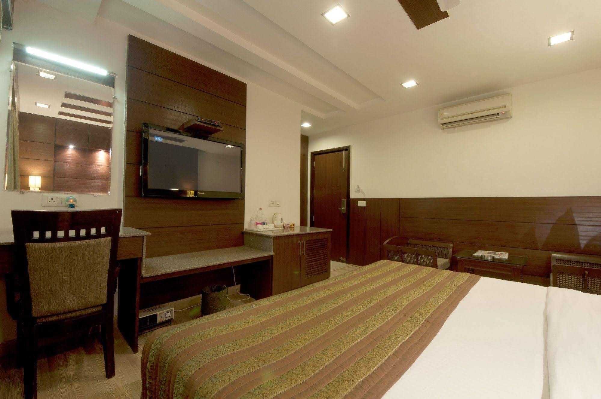 Hotel Amaltas International - Delhi-16 3*