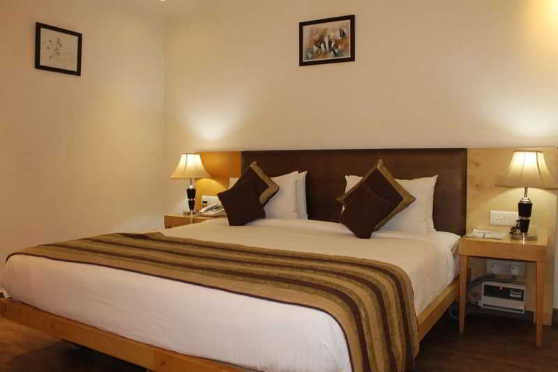 Lotus Airport Hotel, 3*