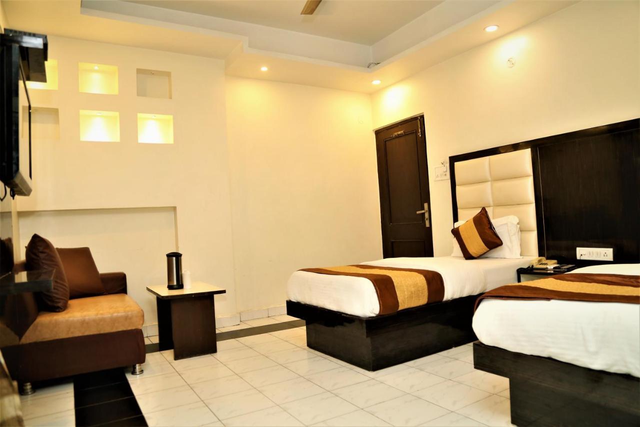 Suzi International, Near Station Hotel 3*