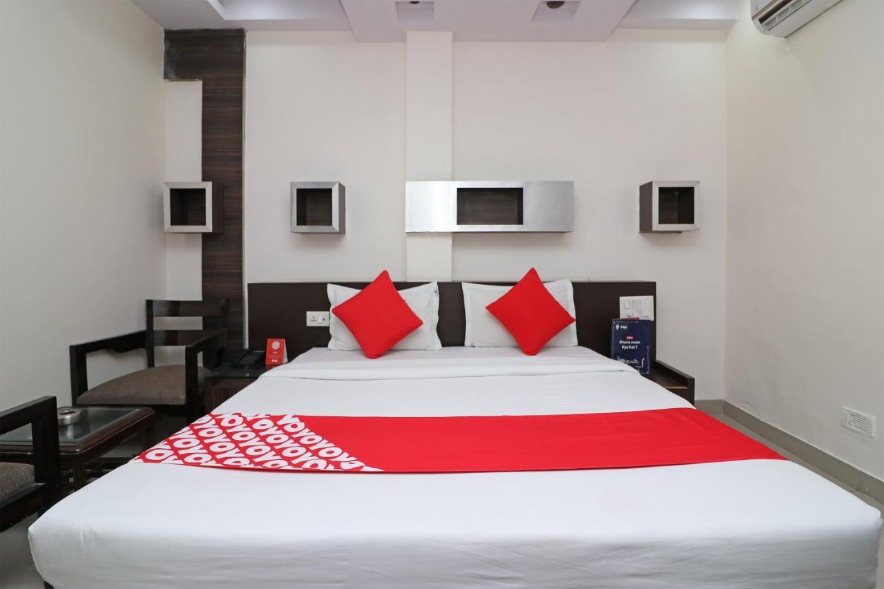 Hotel Vaccinated Staff- Oyo 3863 Iris New Delhi