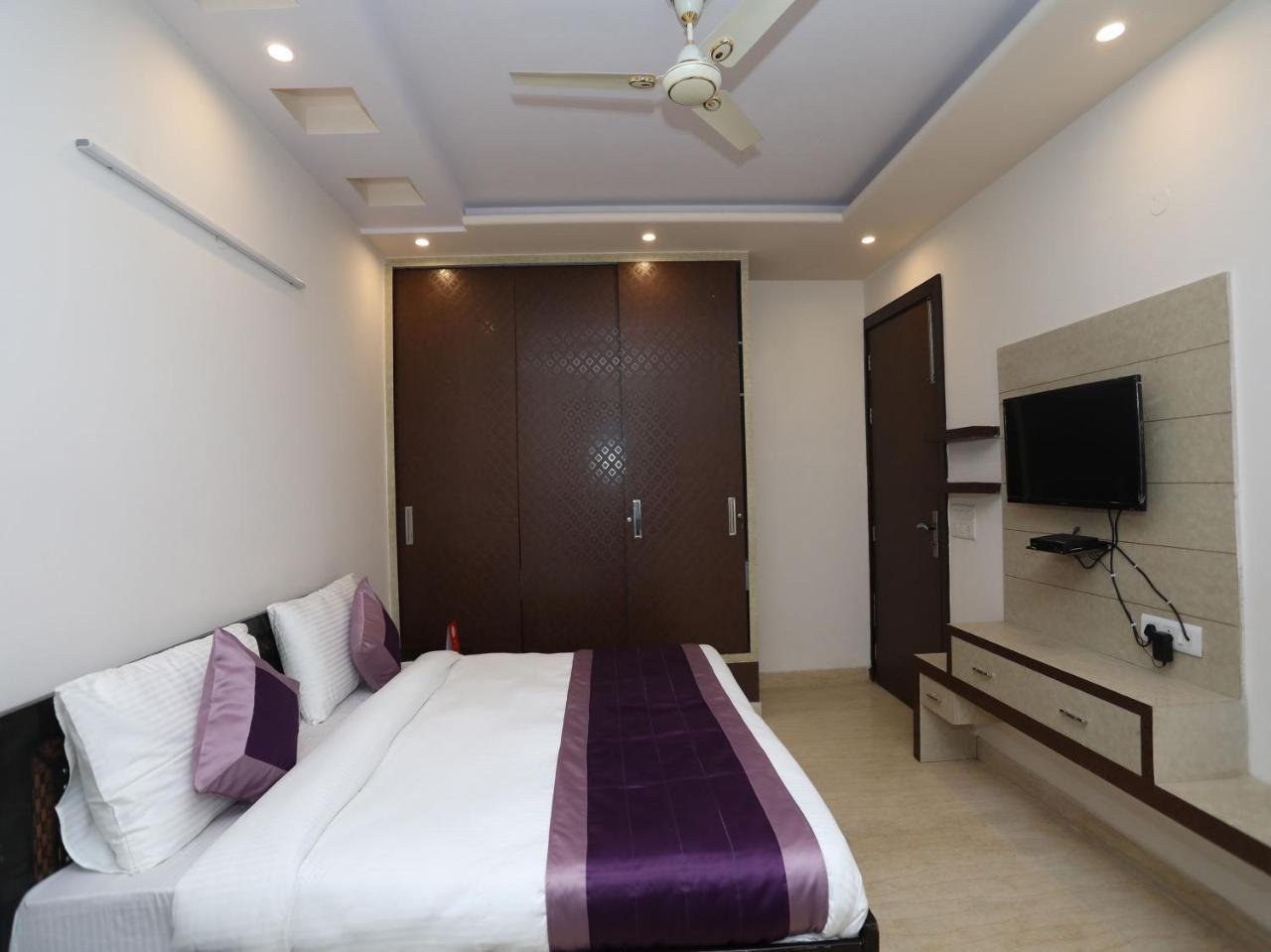 Oyo 10960 Royal India Hotel