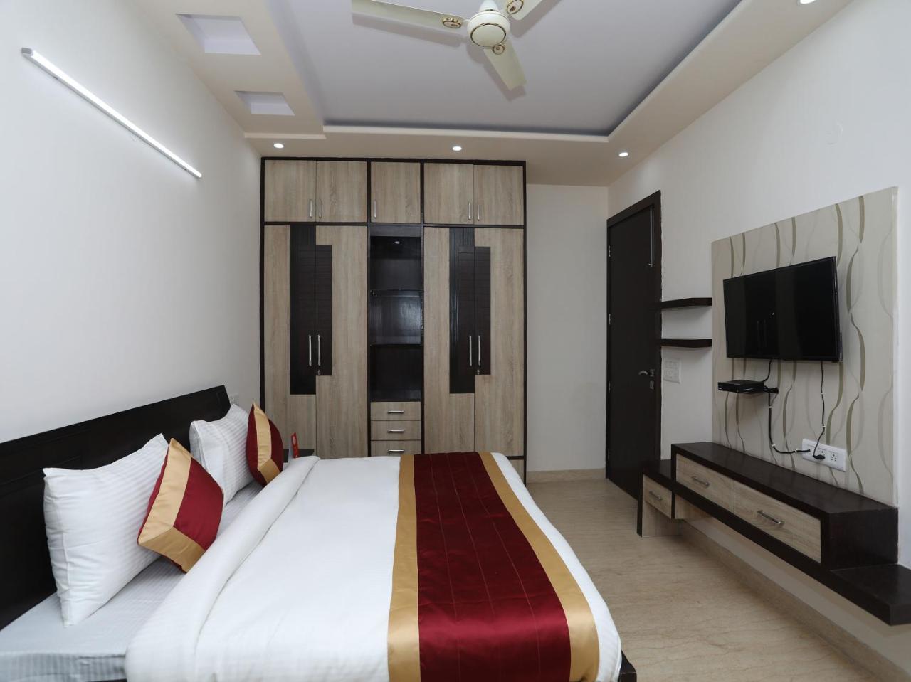 Oyo 10960 Royal India Hotel