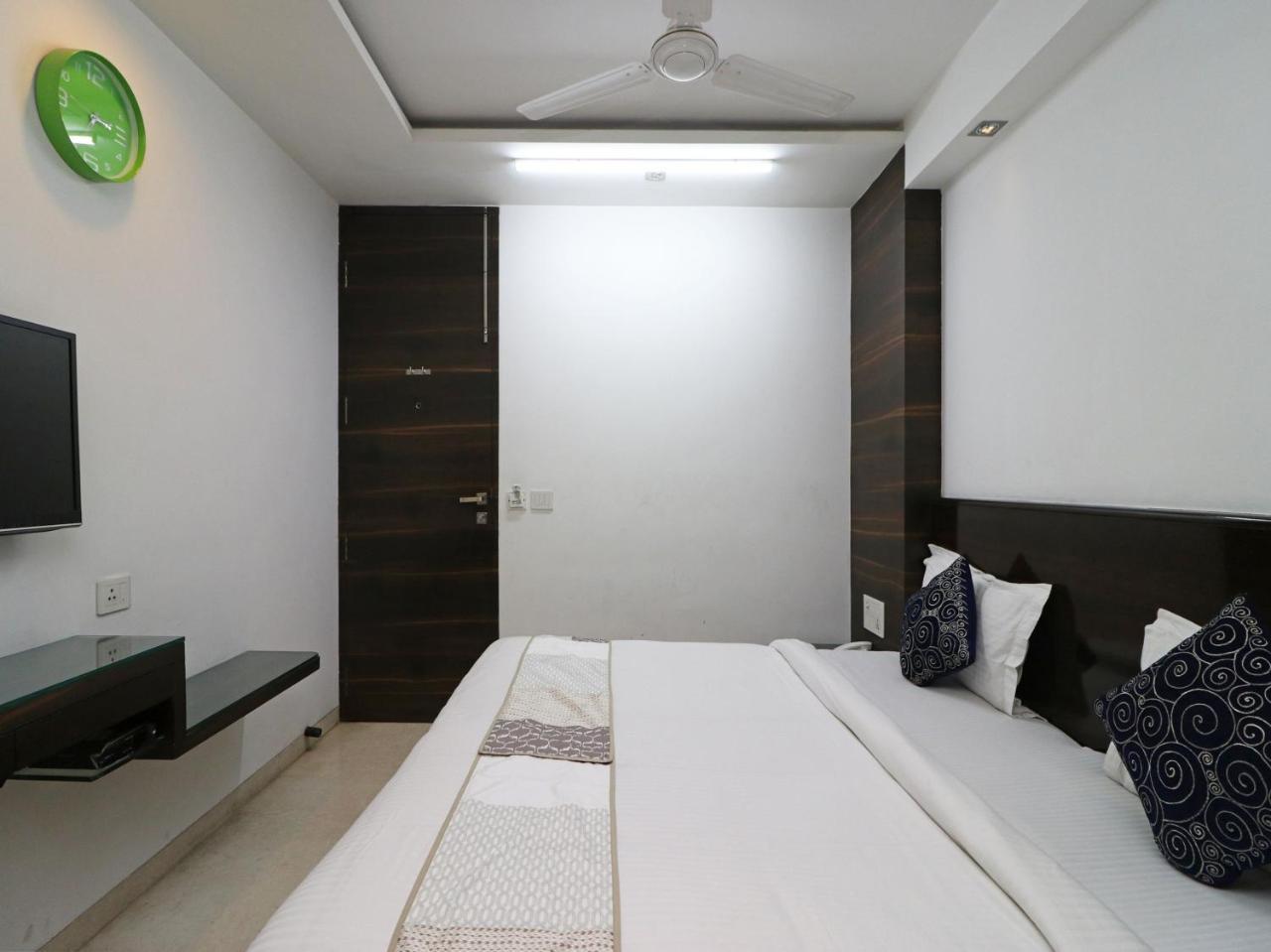 Oyo 9536 Bee For