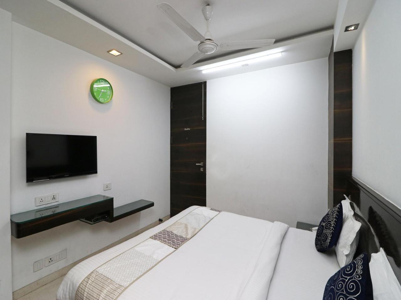 Oyo 9536 Bee For 3* New Delhi
