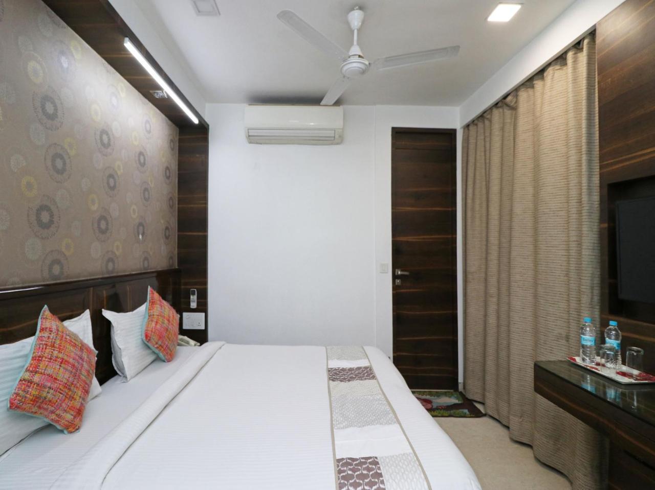 Oyo 9536 Bee For New Delhi