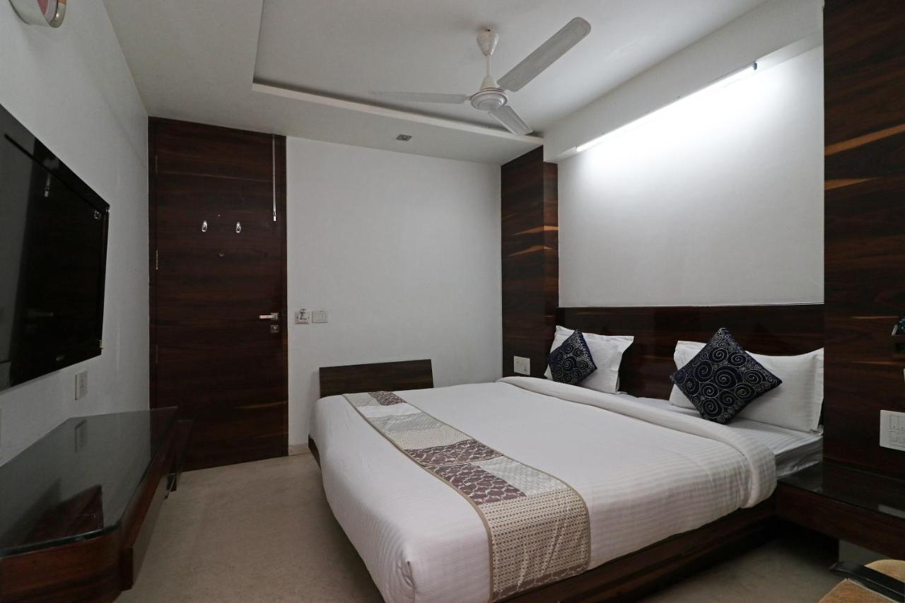 Oyo 9536 Bee For Hotel New Delhi