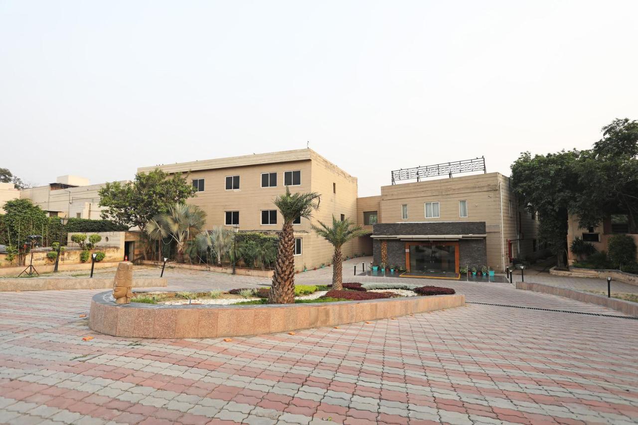Westend - And Banquet Near Delhi Airport Hotel 4*