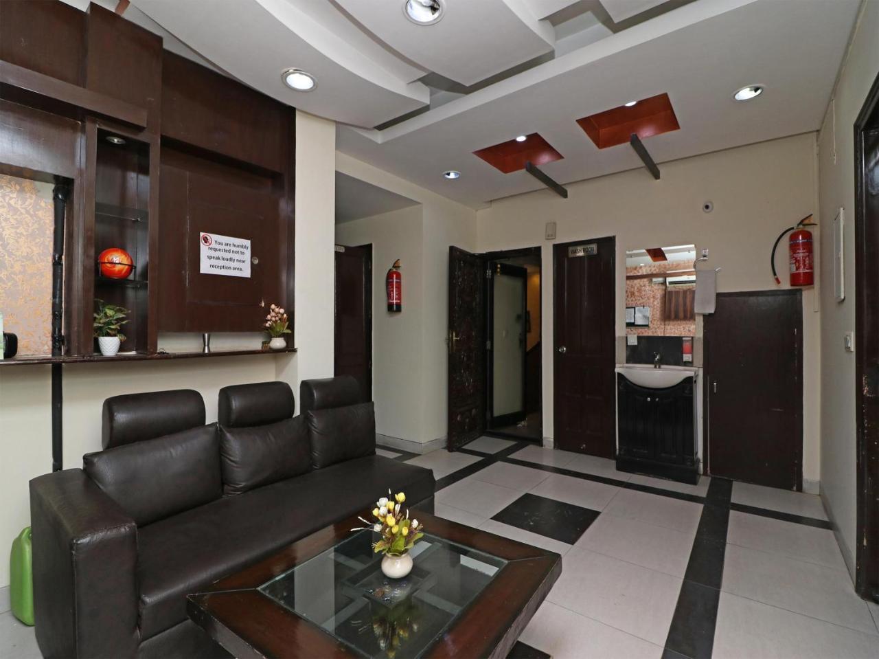 Vaccinated Staff- Oyo 3863 Iris New Delhi