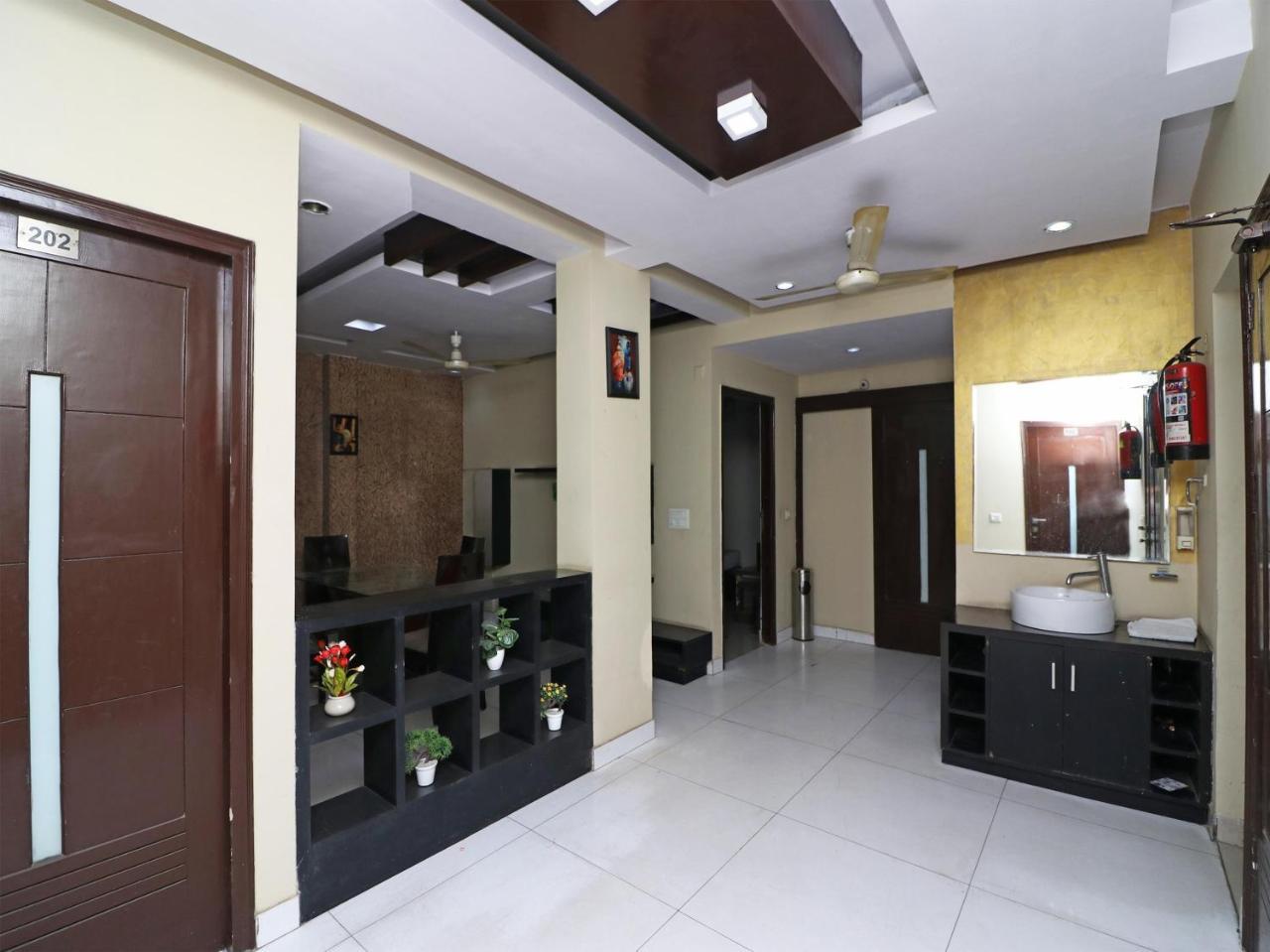 Vaccinated Staff- Oyo 3863 Iris Hotel 3*