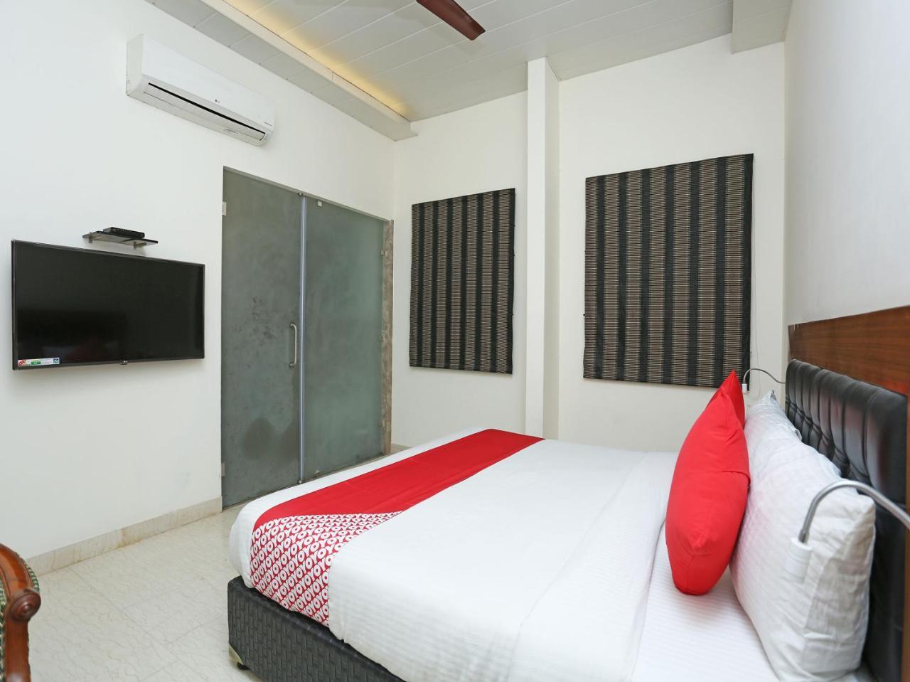 Oyo 738 Castle Hotel