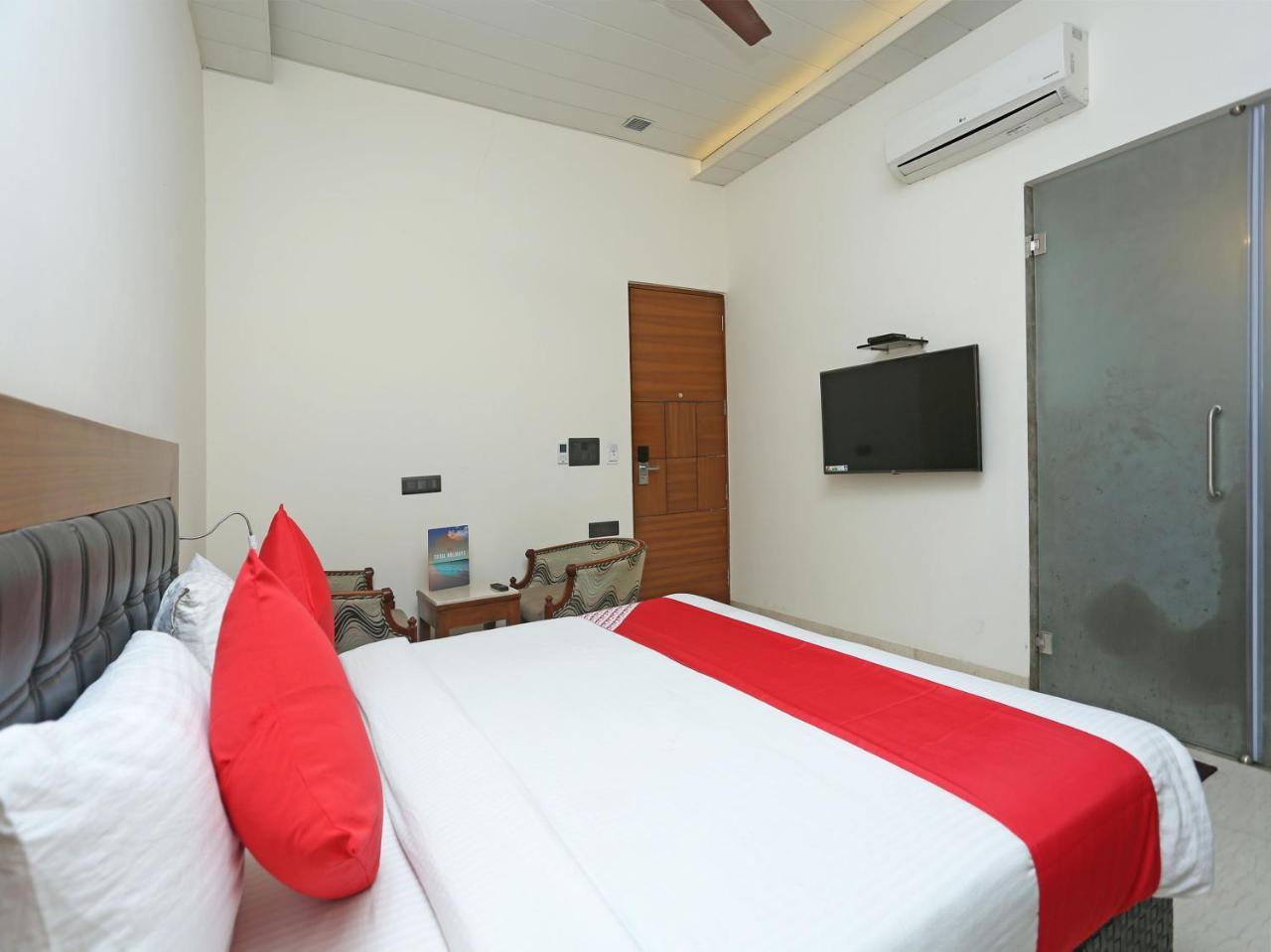 Oyo 738 Castle Hotel 3*