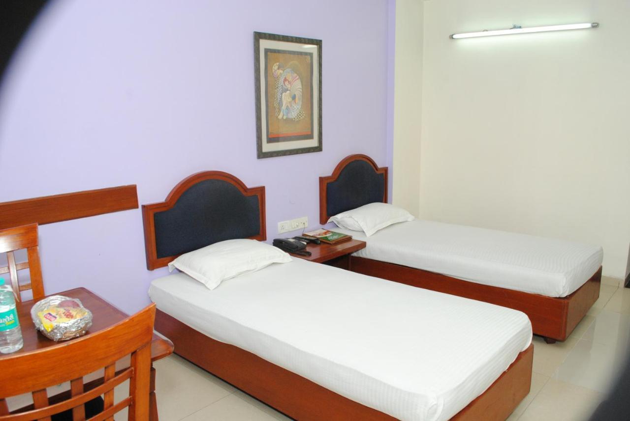 Hotel The Tourist - 1 Min From Railway Station