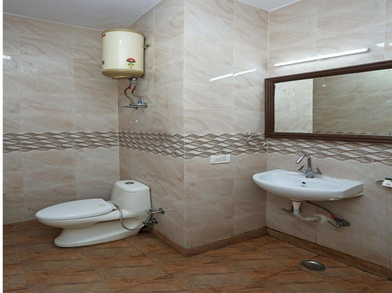 Hotel Oyo 472 Sareen New Delhi