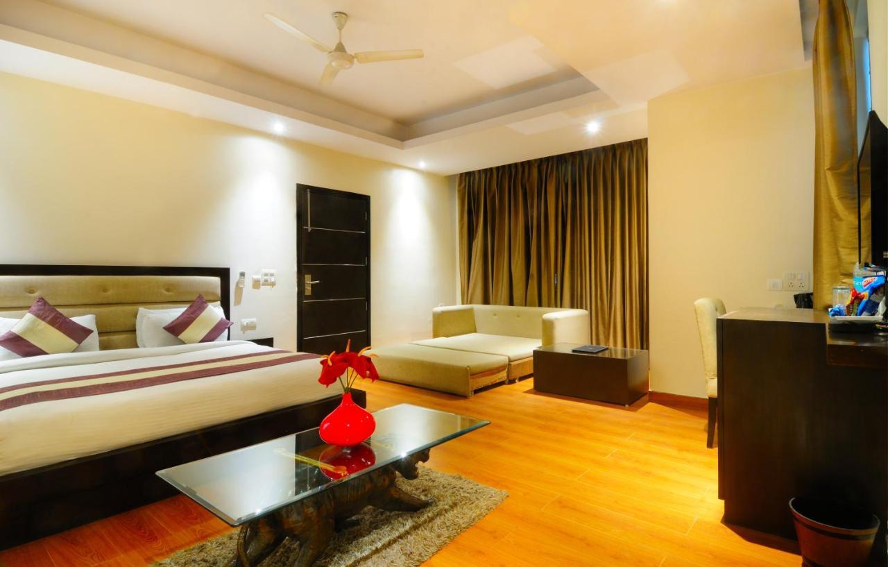 Hotel Aura @airport 3*