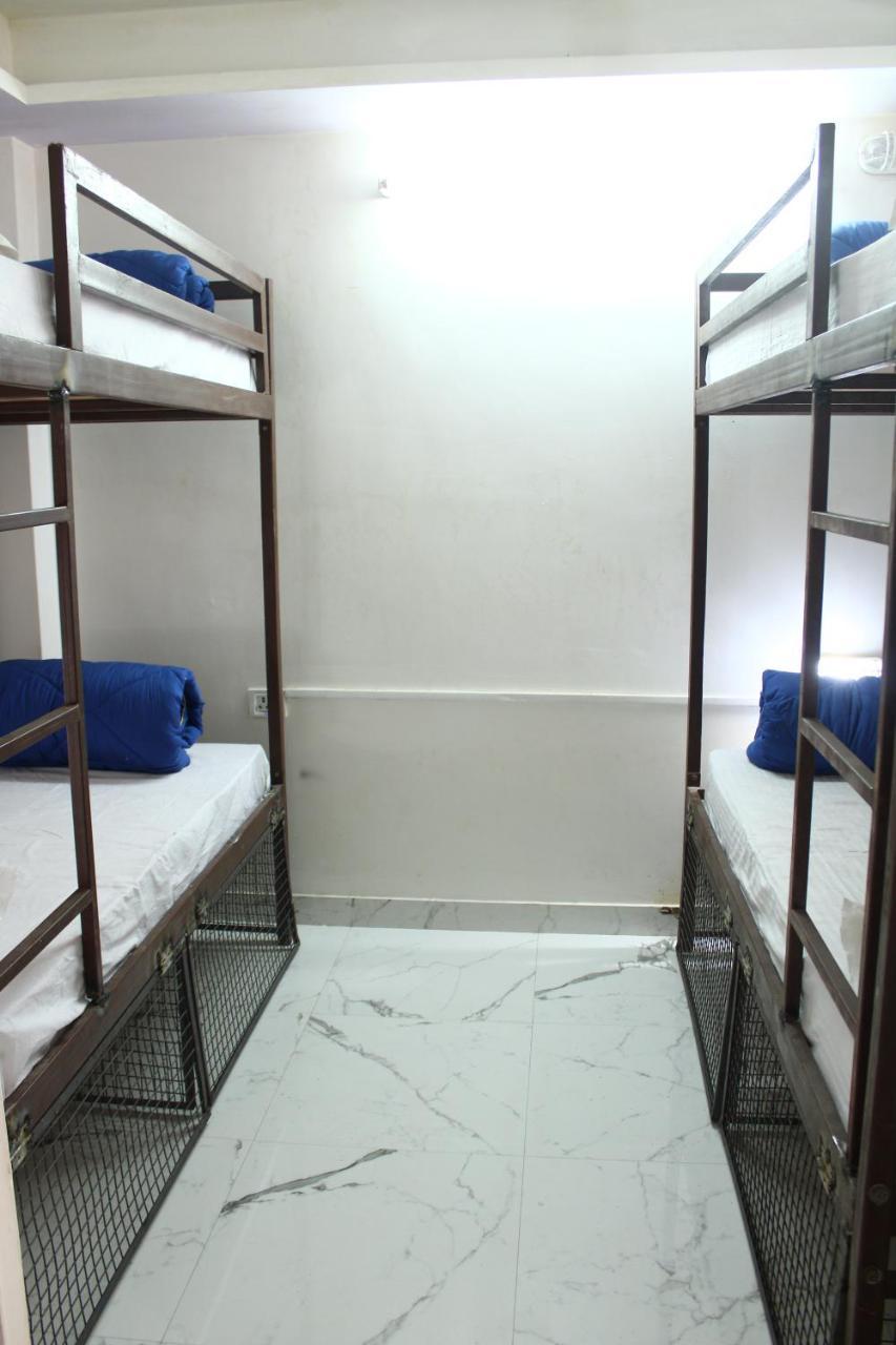 Travellers Paradise Hostel *