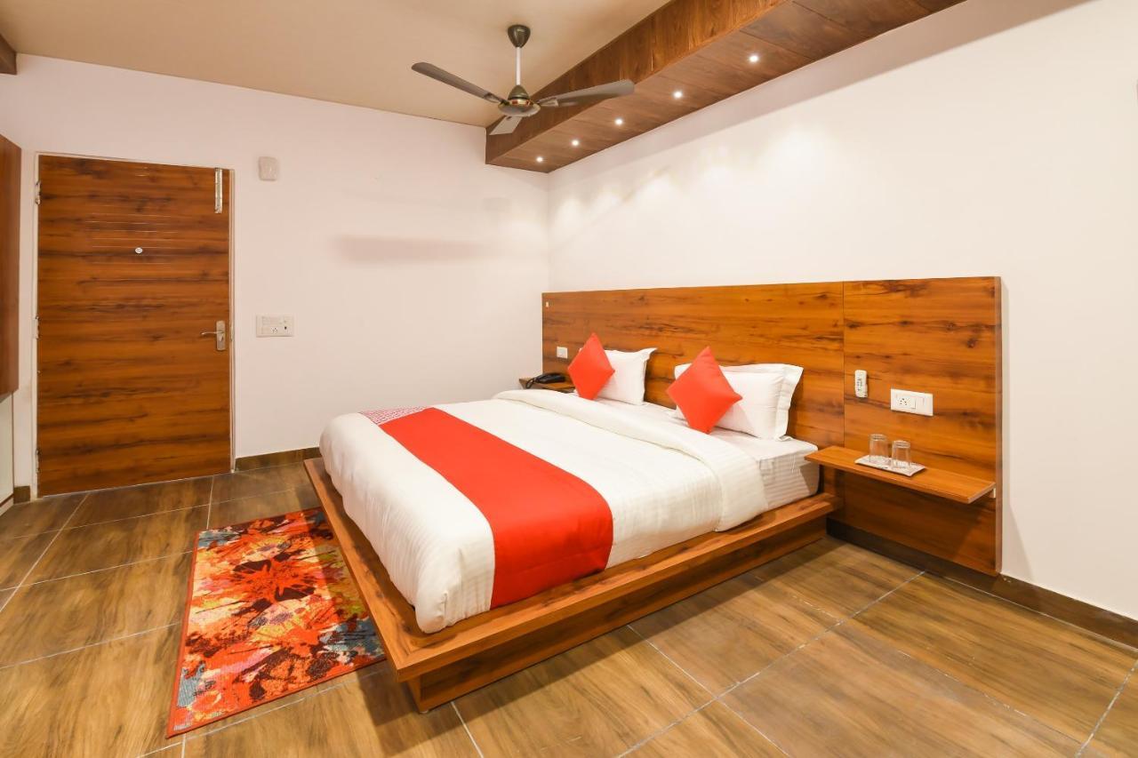 Capital O 19133 Oak Tree 3* New Delhi