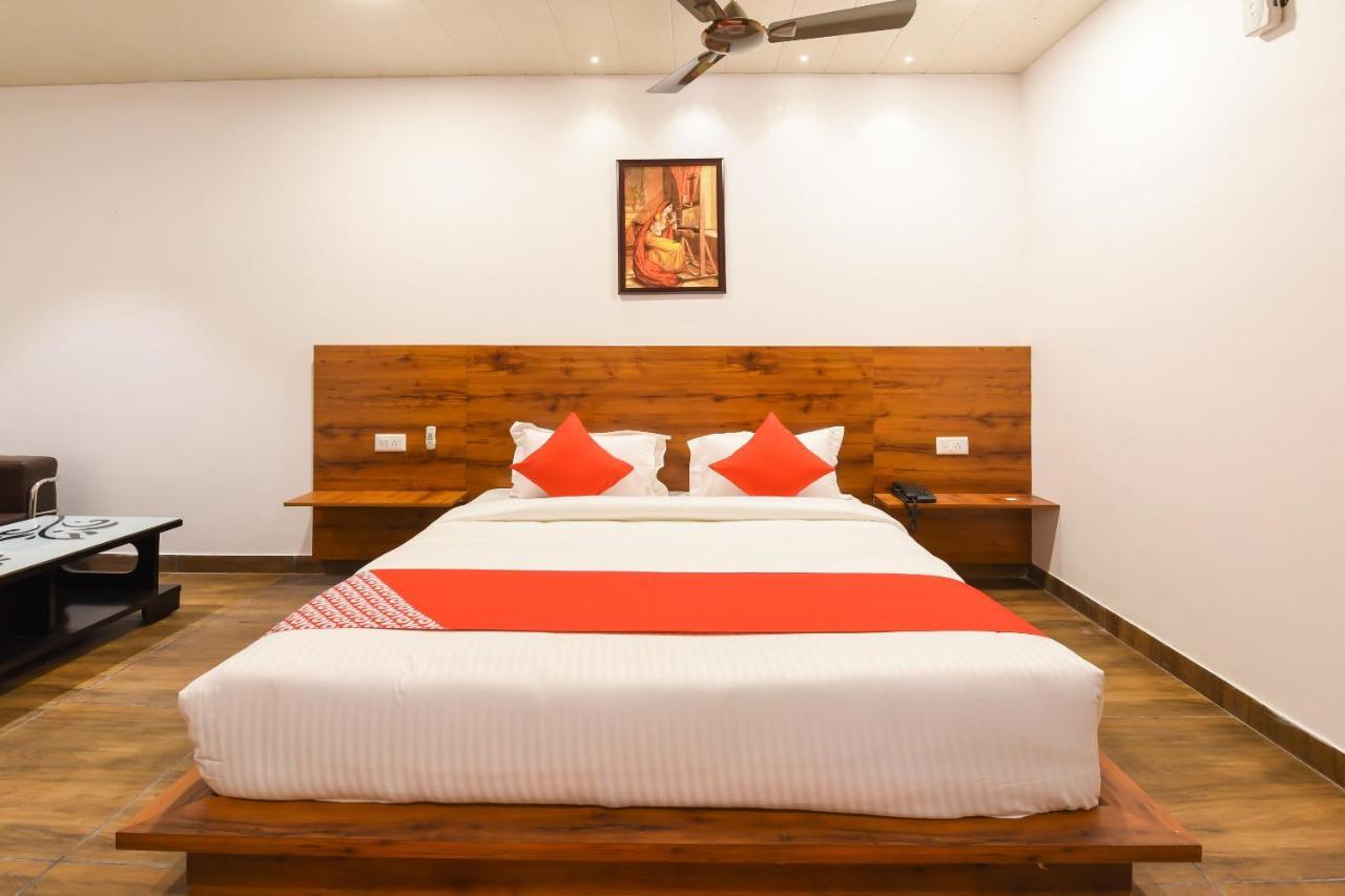 Capital O 19133 Oak Tree New Delhi