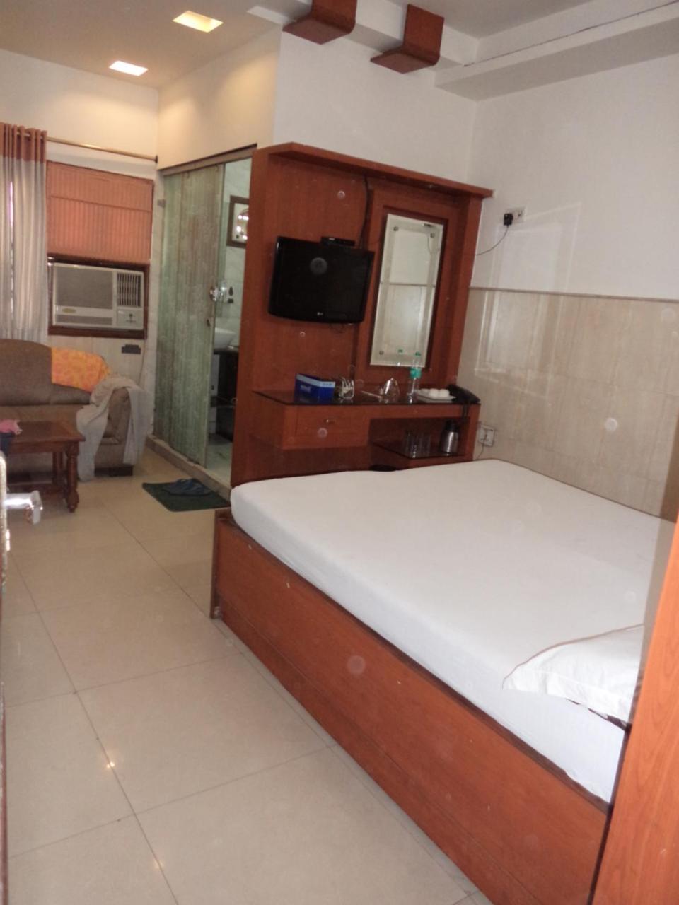 Ashirwad Near Railway Station, Paharganj 3*