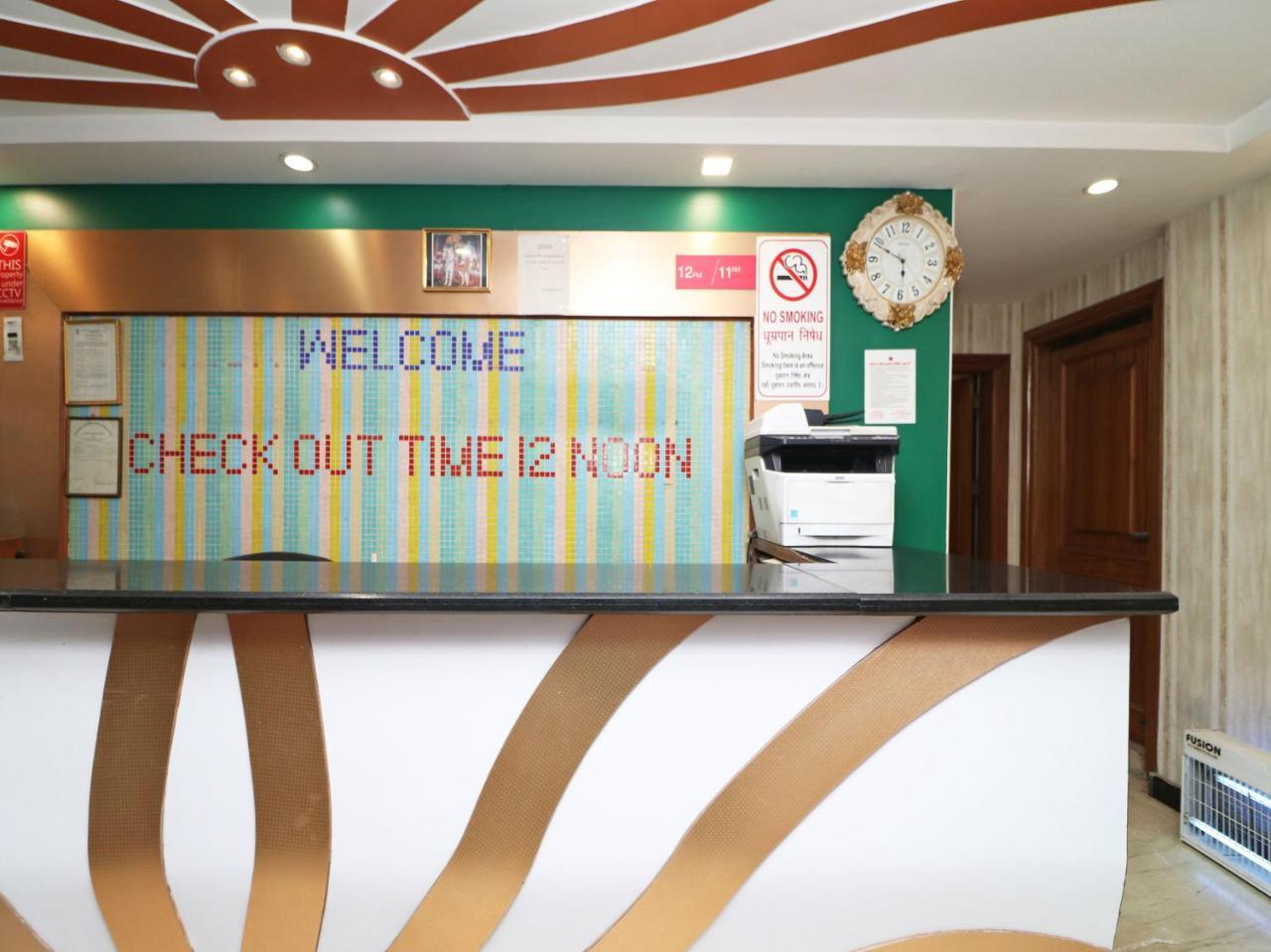 Oyo 2705 Preet Palace 3*